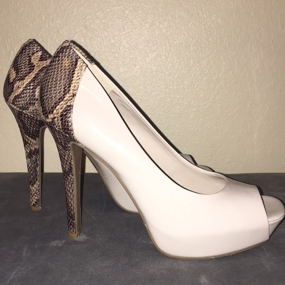 Final💕Jessica Simpson Taupe Snakeskin Pumps